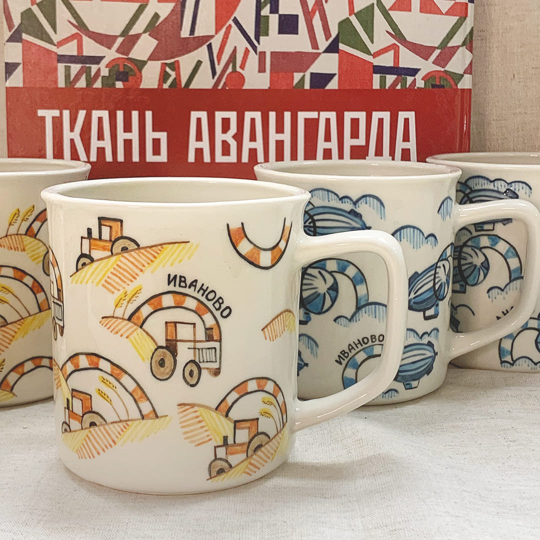 картинка Кружка Тракторы Роспись. Фарфор. от магазина Фабрика игрушек МОЯ ЗАБАВА